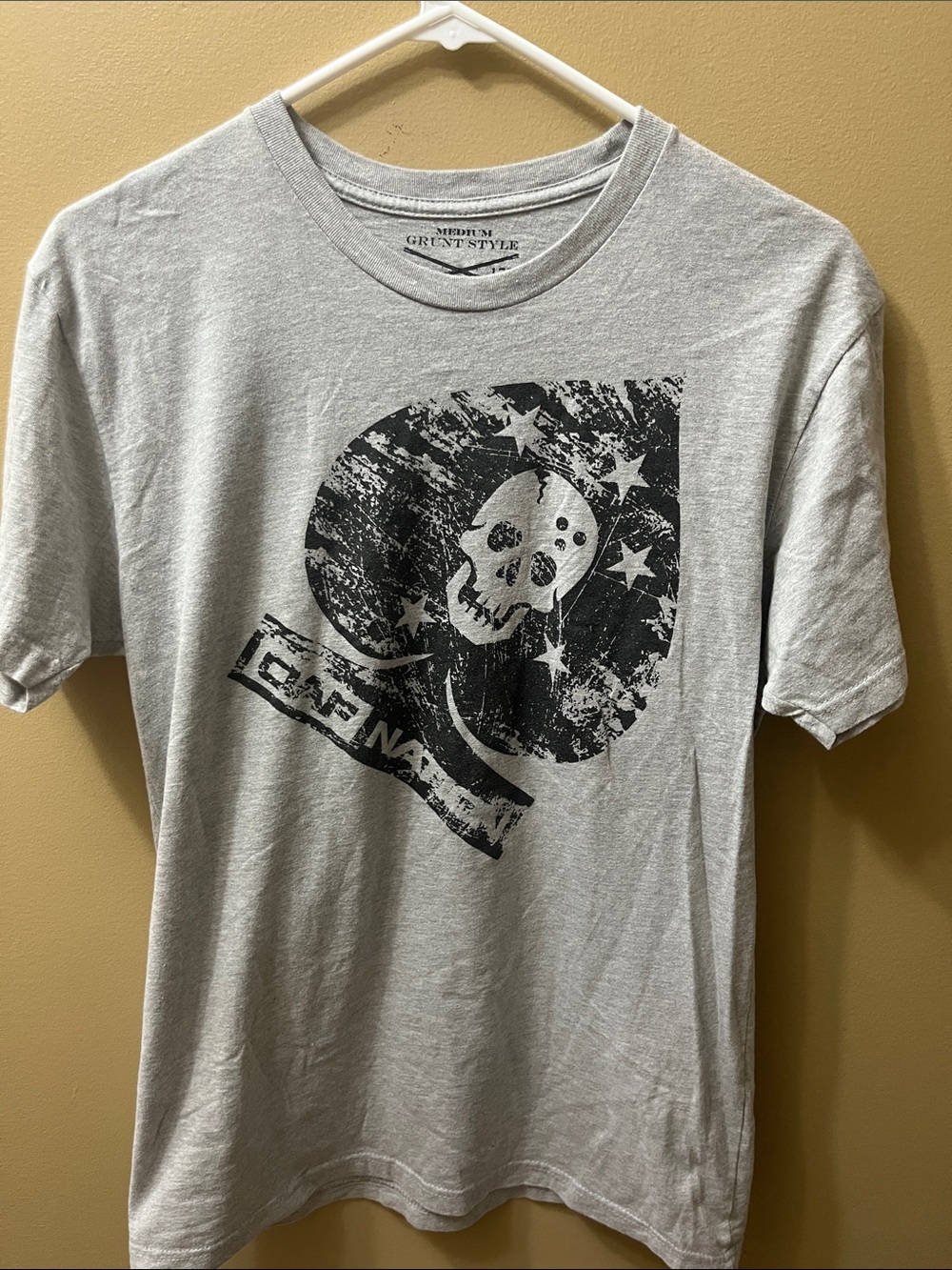 Grunt Style Light Gray Short-Sleeve Tee with Distressed Skull Graphic